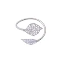 Bracelet jonc ouvert argenté avec feuilles évidées et détails naturels - Style Feuille Ajourée Argent (Z1051-1)