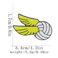 Pin de esmalte de voleibol con alas amarillas, broche deportivo para bolsos y ropa decor - Estilo Voleibol con Alas (C3100-3)