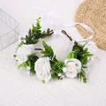 Böhmischer Blumenkranz mit weißen Seidenrosen und grünen Blättern für festliche Hochzeiten - Weiß