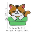 Pin esmaltado gato naranja en maceta verde con medidas de 3,1 cm de alto y 3,2 cm de ancho - Estilo Gato Naranja en Caja Verde (C3096-1)