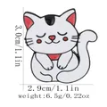 Lindo pin de gato en esmalte blanco y negro con medidas 3,0 cm de alto y 2,9 cm de ancho - Estilo Gato Blanco Sentado (C3096-2)