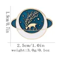 Spilla smaltata con renna dorata e cielo stellato con dettagli di misure e peso - Stile Alce Tondo con Anello Planetario (C3116-1)