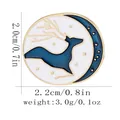 Spilla in smalto con cervo blu e luna per coppie, misura 2,2 cm con finiture dorate - Stile Alce con Luna Tonda (C3116-2)