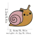 Süße gelbe Emaille-Schneckenbrosche mit rosa Haus für Kleidung und Rucksäcke, 2,4cm - Schneckenform (C3098-2)