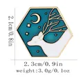 Spilla esagonale a cervo in smalto con luna e stelle dorate su sfondo verde scuro - Stile Alce della Foresta Esagonale (C3116-3)