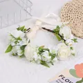 Détail de roses en soie ivoire et feuilles vertes tissées sur un bandeau de couronne - Style Rose Blanche (W1241)