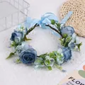 Détail d'une couronne de roses bleues avec feuilles vertes et ruban en soie - Style Rose Bleue (W1242)
