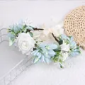 Blumenkranz mit weißen Rosen und blauen Blüten auf braunem Reben-Haarband - Weiße Rose Stil (W1245)