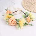 Detailansicht eines böhmischen Blumenkranzes mit rosa Rosen und elfenbeinfarbenen Bändern - Orange-Rosa Rose Stil (W1246)