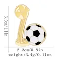 Broche de football dorée avec dimensions 3.0x2.2cm et poids 3.4g pour les fans - Style Trophée Doré (C3146-1) / Style Trophée Doré (C3146-1)