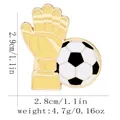 Broche de football avec gant de gardien et ballon, dimensions de 2,9cm par 2,8cm - Style Gants de Gardien (C3146-3) / Style Gants de Gardien (C3146-3)