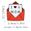 Spilla smaltata a busta con cuore e scritta I Love You Mom per festa della mamma - Stile Busta I LOVE U MOM (C3193-1)