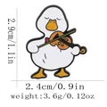 Simpatico distintivo smaltato a forma di anatra che suona il violoncello per zaini e abiti - C3178-2