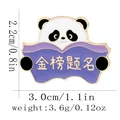 Pin de panda esmaltado con placa púrpura y texto dorado de éxito para graduados - Estilo Éxito En Exámenes (C3164-1)