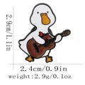 Spilla in smalto a forma di papera che suona la chitarra marrone con papillon rosso - Chitarrista (C3178-3)