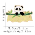 Pin de esmalte de panda con bambú y pancarta amarilla con texto motivacional chino - C3164-2