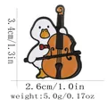 Spilla anatra cartone animato suona violoncello, 3,4x2,6 cm, peso 5g per zaini - Violoncellista (C3178-4)