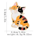 Cartoon Emaille-Brosche Katze in Orange und Schwarz mit Größen- und Gewichtsangaben - Kaliko Katze Stil (C3223-1)