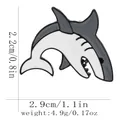 Cartoon Hai Emaille-Anstecknadel in Grau mit Maßen 2,9 cm x 2,2 cm auf weißem Grund - Seitlich springender Hai Stil (C3194-3)