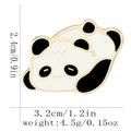 Broche panda mignonne en émail noir et blanc avec bord doré, 3,2 cm pour sacs à dos - Style de Panda Allongé(C3212-1)