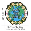 Insigne émaillé Save the Earth avec terre verte et cœurs roses, diamètre de 2,7 cm - Style Sauver la Terre (C3213-4)