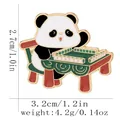 Lindo pin de esmalte de panda y mahjong en colores blanco, negro, rojo, verde y dorado - Estilo Panda Mahjong (C3206-3)