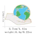 Détail montrant les dimensions 2,8cm par 3,7cm du badge en émail du jour de la terre - Style Tenant la Terre (C3227-2)