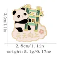 Spilla smaltata panda cartone animato su bambù con nuvole rosa e testo Tian Tian Xiang Shang - Panda (Sempre in Miglioramento)