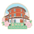 Pin esmaltado del casco antiguo de Xizhou con arquitectura de Yunnan y cerezos - Ciudad Antigua de Xizhou