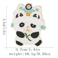 Spilla smaltata a forma di panda con cappello danza del leone e misure dettagliate - Stile Panda con Fiore Bianco e Cappello da Leone(BXT0016-5)