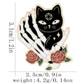 Pin de esmalte de gato negro con mano de esqueleto y rosas rojas en metal dorado - Mano de Esqueleto Sosteniendo Gato