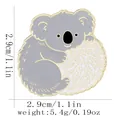 Dettaglio della spilla in smalto koala con dimensioni 2,9 cm e peso di 5,4 g - Koala Raggomitolato Con Palla / grigio-bianco