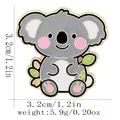 Spilla in smalto a forma di koala grigio e oro con foglie colorate, misura 3,2 cm - Koala In Piedi Con Foglia / Grigio