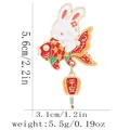 Süße Hasen-Brosche auf einem Koi-Fisch mit roter Laterne und Abmessungen im Bild - Hase auf Koi Reitend (C3320-2)