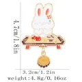Cartoon Kaninchen Emaille Pin mit Mondkuchen Anhänger und detaillierten Maßen - Betender Hase (C3321-1)