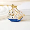 Spilla creativa a forma di nave a vela con smalto bianco e blu in finitura oro - Oro Bianco e Blu