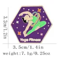 Vue détaillée du pin's yoga violet montrant les dimensions et le personnage avec cerceau - Yoga Hula Hoop (C3329-2)