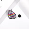 Cartoon-Emaille-Anstecknadel mit grauer Katze in einem bunten Boho-Muster-Pullover - Graue Katze Stil mit buntem geometrischem Pullover (CZ0712-1)
