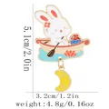 Cartoon Emaille-Anstecknadel weißer Hase im Boot mit floralem Mond-Anhänger - Rudernder Hase (C3321-2)