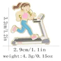 Broche fitness en émail avec une fille sur tapis de course et dimensions détaillées - Fille sur Tapis de Course (C3329-1)