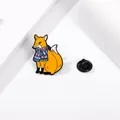 Cartoon Fuchs Emaille Brosche mit geometrischem Schal und Gummiverschluss hinten - Oranger Fuchs Stil mit bunt gemustertem Schal (CZ0712-3)