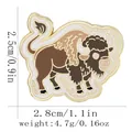 Detaillierte Größenangaben der Yak Emaille-Anstecknadel mit Höhen- und Breitenmaßen - Bison-Stil Mit Hintergrund (C3336-2)