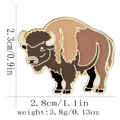 Cartoon-Yak Emaille-Pin mit goldenen Metallkanten und Produktgrößenangaben - Realistischer Bison-Stil (C3336-1)