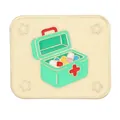 Détail d'un pin's émaillé trousse de secours vert menthe avec capsules de soin - Style Boîte de Premiers Secours Verte (C3333-1)