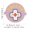 Insigne rond en émail violet avec texte HEALTH et croix médicale souriante - Style Santé Rond Violet (C3333-3)