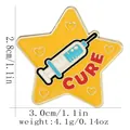 Broche CURE créative en émail jaune en forme d'étoile avec détails cœur et seringue - Style Guérison Étoile Jaune (C3333-4)