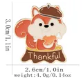 Broche de esmalte de ardilla con texto Thankful y dimensiones del producto - Ardilla Thankful (C3319-2)
