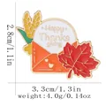 Broche de esmalte para Acción de Gracias con sobre naranja y diseño de hoja de maple - Sobre Happy Thanksgiving (C3319-3)