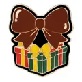 Kerst emaille broche met een feestelijke strik en kleurrijke gestapelde geschenkdozen - C3398-1 (Cadeauendoos Strik)