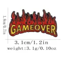Detalle del pin de esmalte Game Over con llamas rojas mostrando medidas de 3,1x1,8cm - Estilo Letra de Llama (C3401)